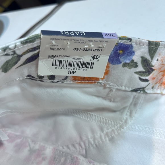 NWT ST. JOHNS BAY Capri Pants Womens Size 16 P White Floral Pockets - Picture 6 of 6